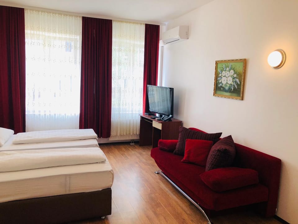 Communal lounge/ TV room, Bed, TV and multimedia, Photo of the whole room, Seating area, Evening entertainment, Bedroom