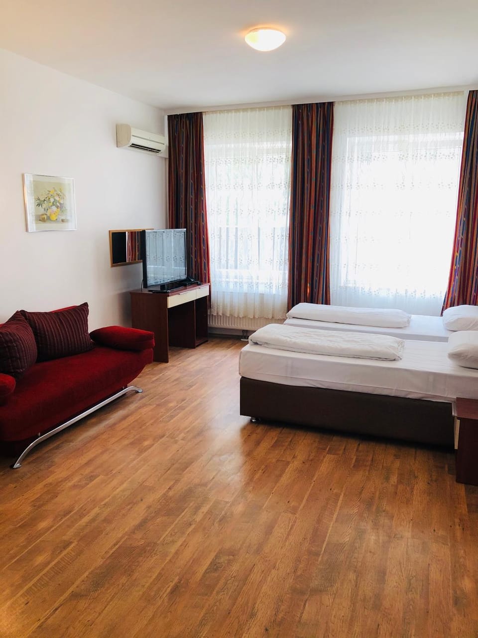 Communal lounge/ TV room, Bed, TV and multimedia, Living room, Photo of the whole room, Seating area, Evening entertainment, Bedroom