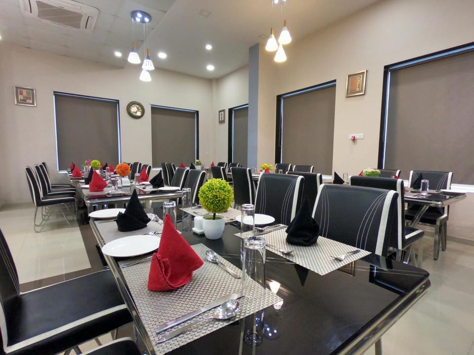 Property building, Restaurant/places to eat, Breakfast