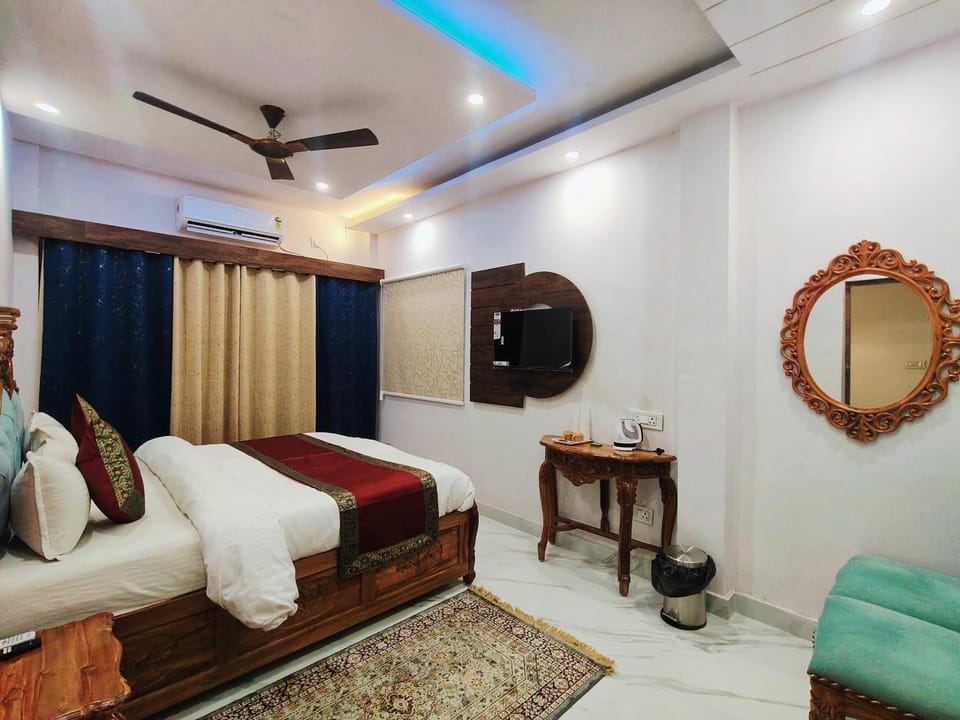 Bed, TV and multimedia, Photo of the whole room, Seating area, Bedroom, air conditioner