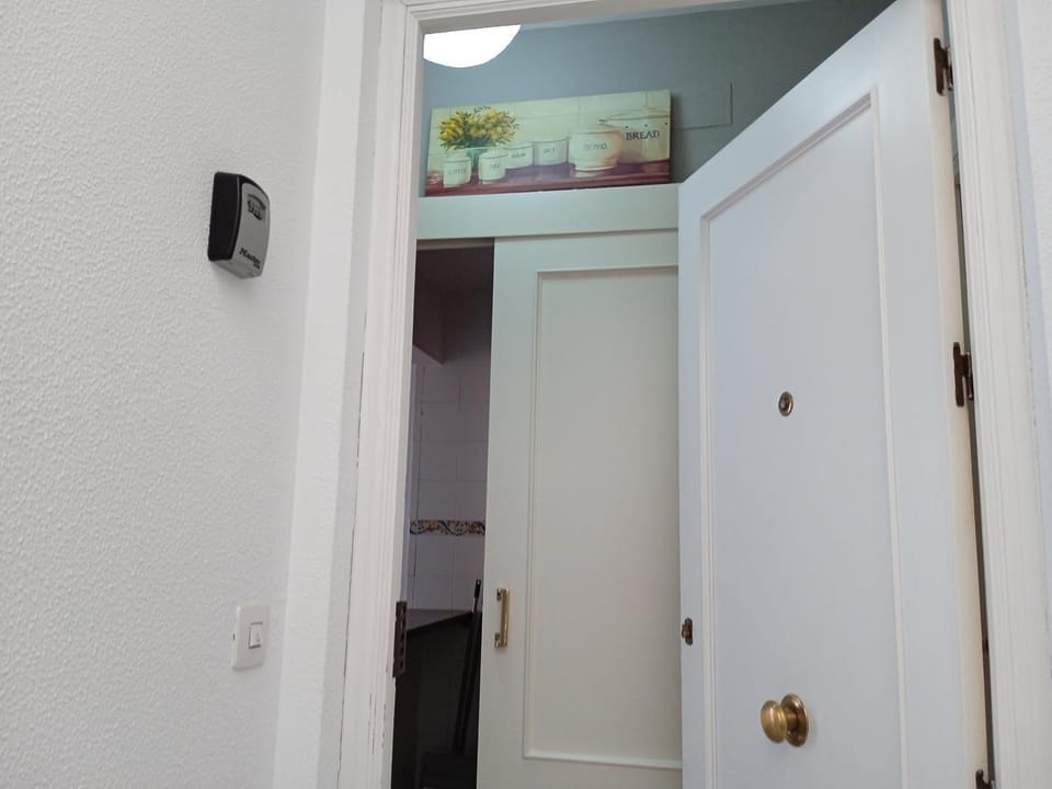 Apartamento casco antiguo exterior único en segunda planta en un edificio de de dos plantas Apartment in Seville