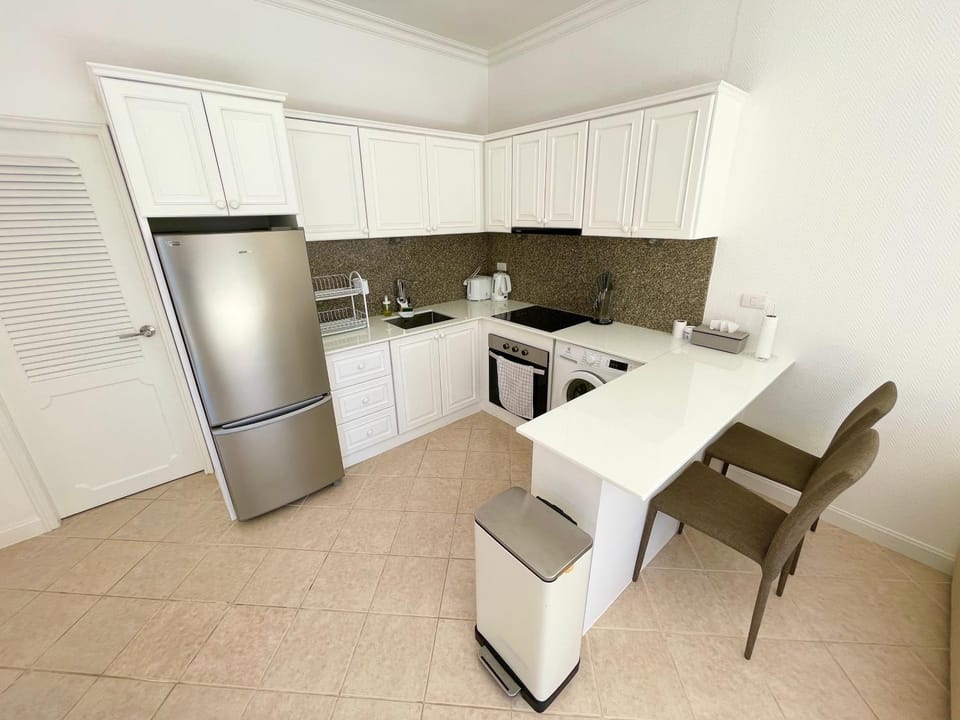 Kitchen or kitchenette, oven
