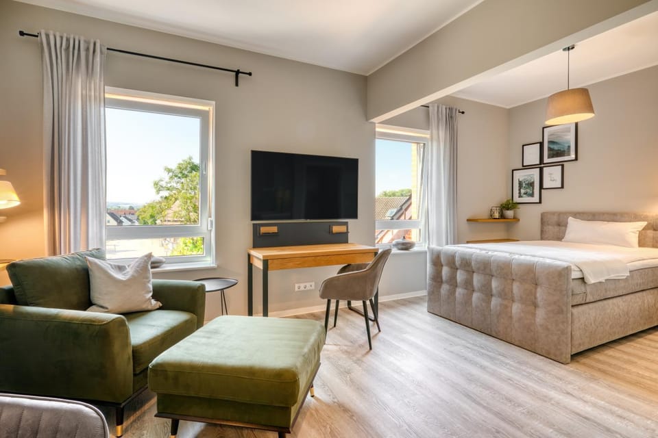Bed, TV and multimedia, Living room, Photo of the whole room, Seating area, Bedroom
