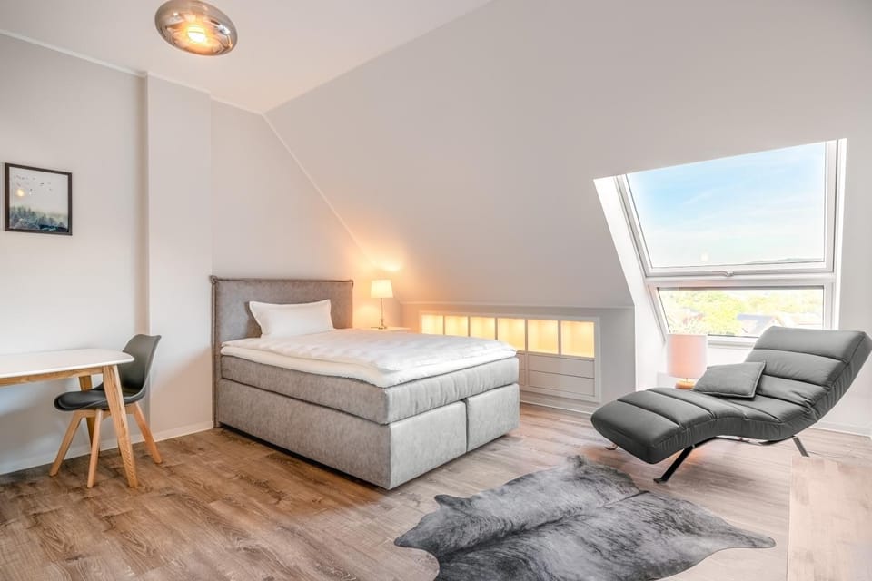 Bed, Photo of the whole room, Seating area, Bedroom