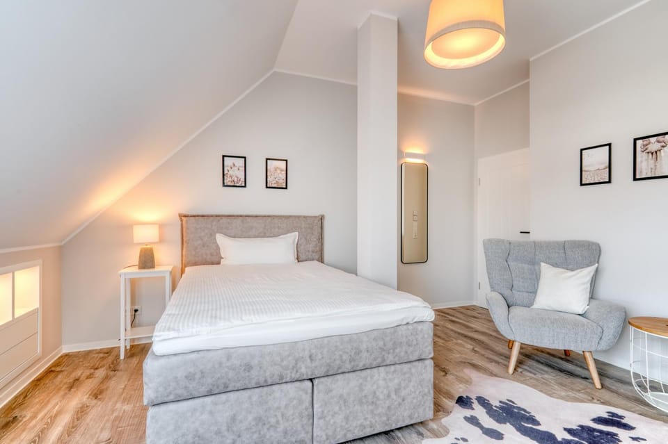 Bed, Living room, Photo of the whole room, Seating area, Bedroom