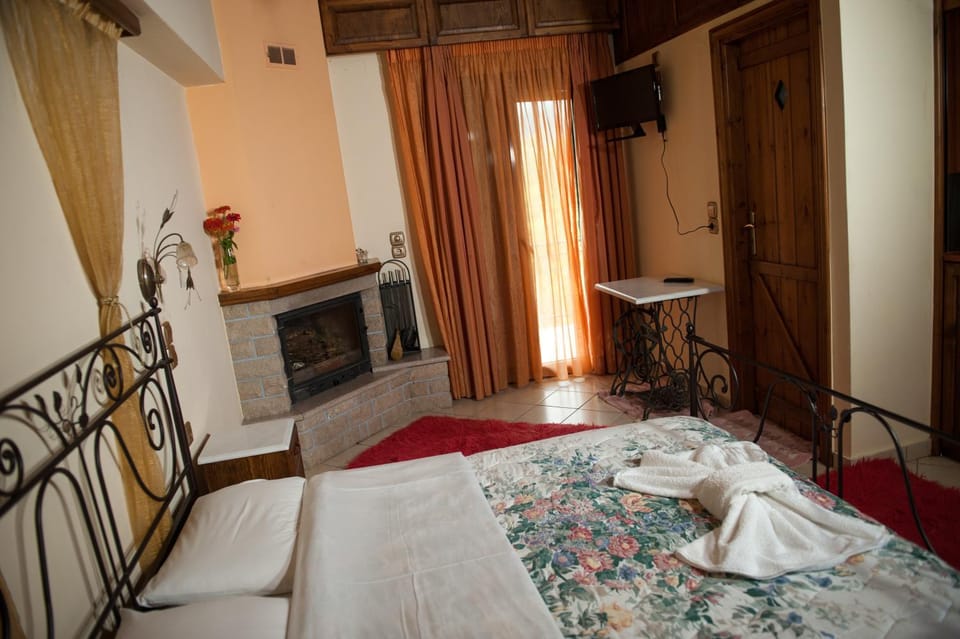 Bed, TV and multimedia, Photo of the whole room, Bedroom, fireplace, towels
