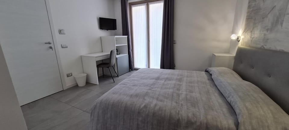 Bed, TV and multimedia, Photo of the whole room