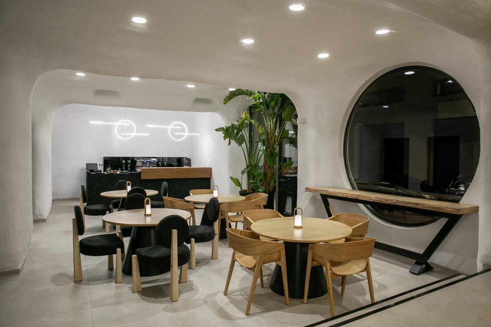 Restaurant/places to eat, Lounge or bar