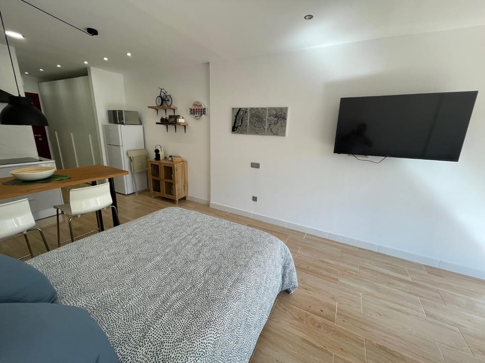 Bed, TV and multimedia, Photo of the whole room, Seating area, Bedroom