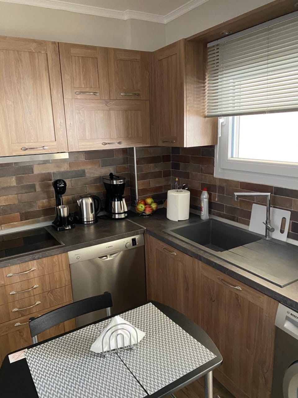 Coffee/tea facilities, Kitchen or kitchenette, dishwasher, stove
