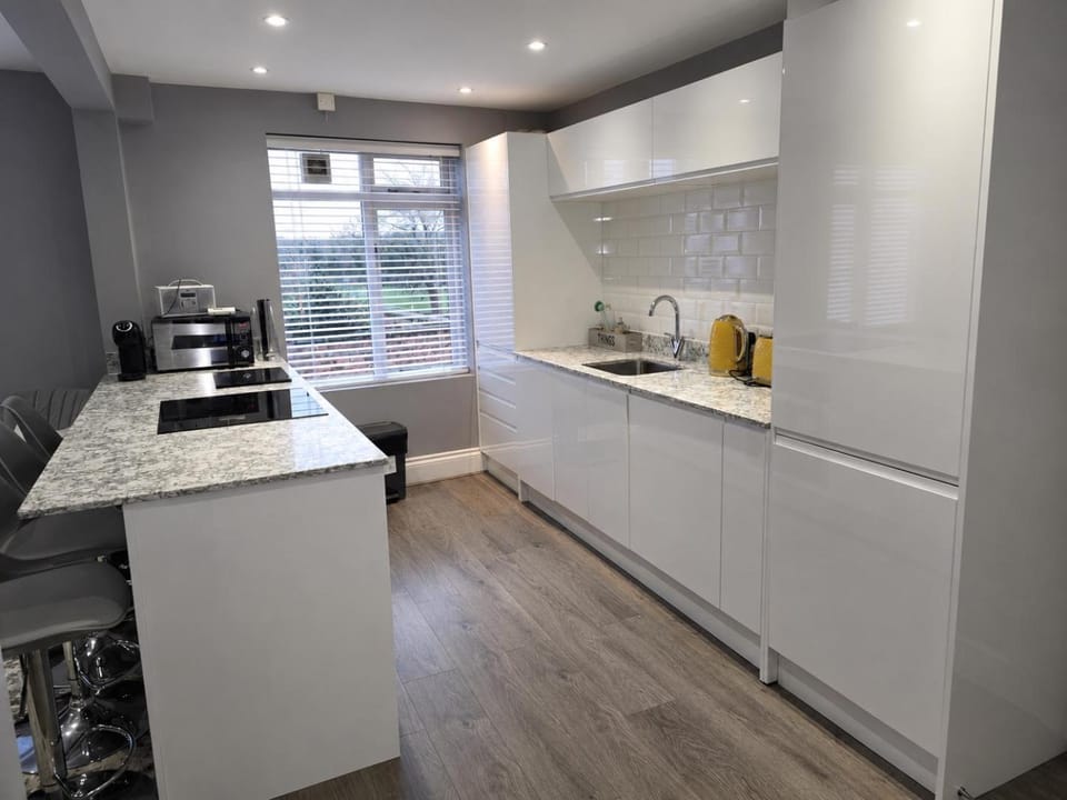 Boutique City Escape with Parking Walk Everywhere Apartment in Chester