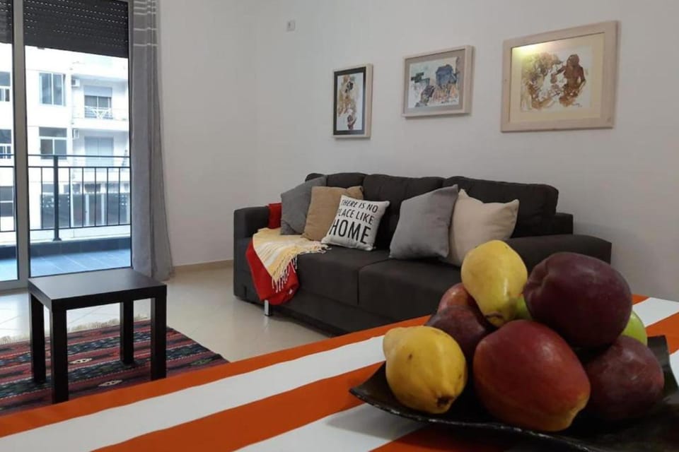 2 Bed Apt Sleeps 6 -Balcony - 5-Mins from seaside Apartment in Vlorë