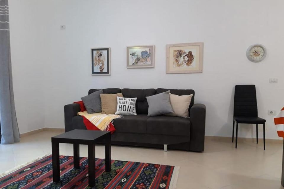 2 Bed Apt Sleeps 6 -Balcony - 5-Mins from seaside Apartment in Vlorë