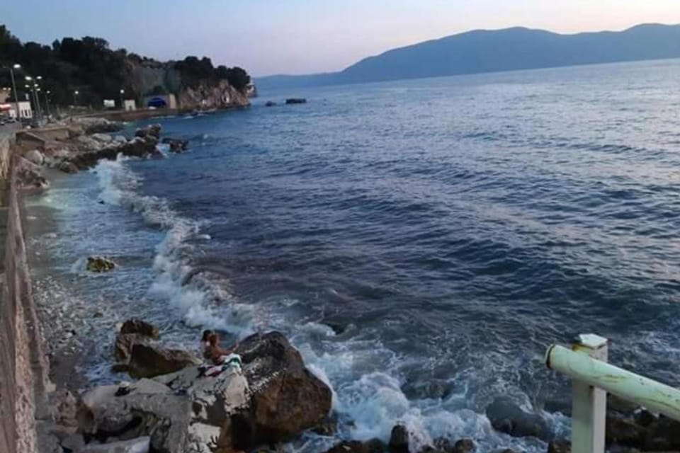 2 Bed Apt Sleeps 6 -Balcony - 5-Mins from seaside Apartment in Vlorë