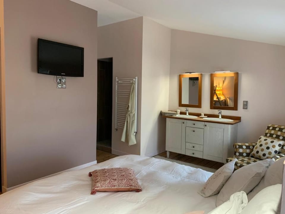 Bathroom, TV and multimedia, Photo of the whole room, Bedroom