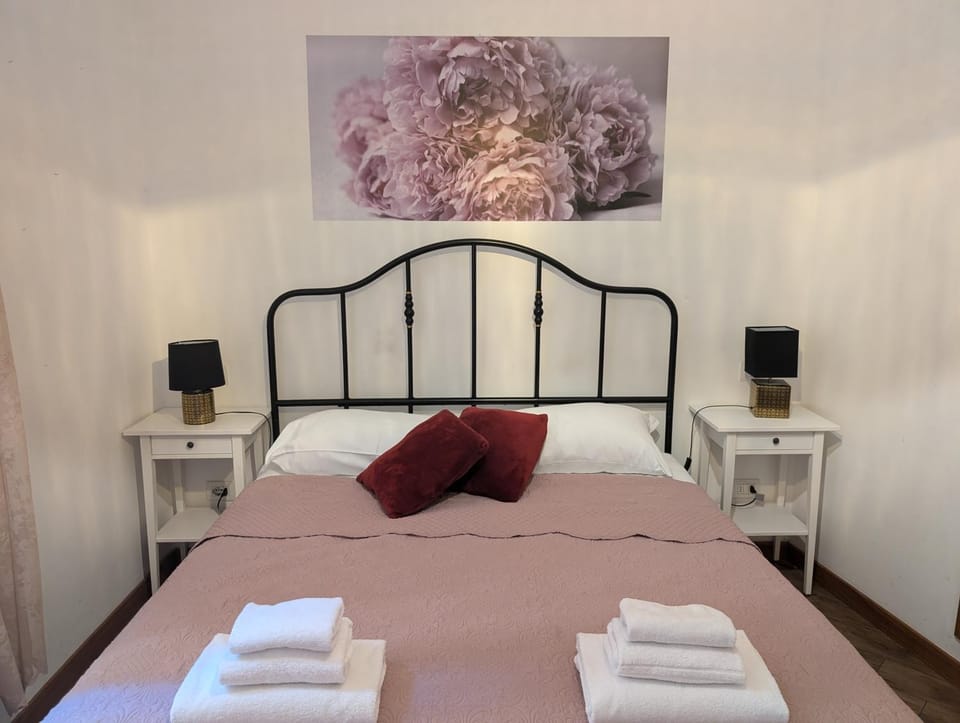 Bed, towels
