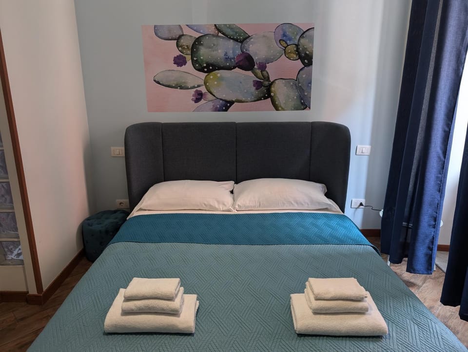 Bed, Bedroom, towels