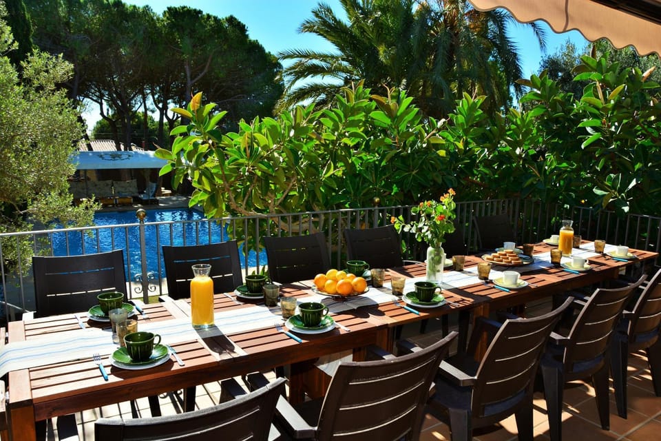 Villa Sitges El Ranch Amaizing Outdoor Areas Beaches at 5 minutes walk Sitges at 15 min drive AC Pool Jacuzzi & Garden XXL Villa in Calafell