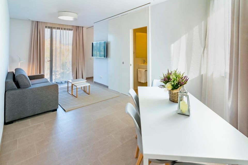 Photo of the whole room, Dining area
