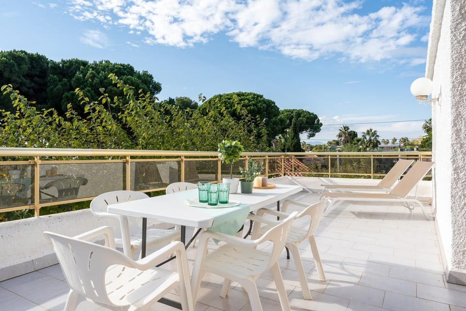 Property building, Balcony/Terrace, Living room