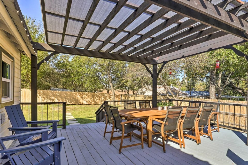 Sip, Stay and Gather! Vintage Hill Country Bungalow House in Fredericksburg