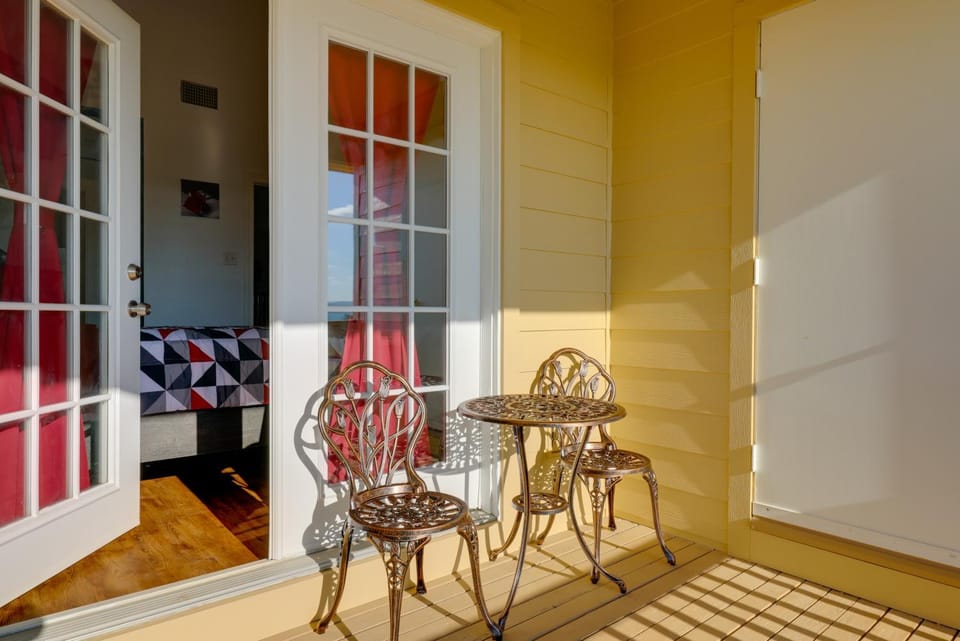 Private Deck & Water View, Walk to Canyon Lake House in Canyon Lake