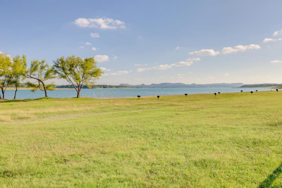 Private Deck & Water View, Walk to Canyon Lake House in Canyon Lake