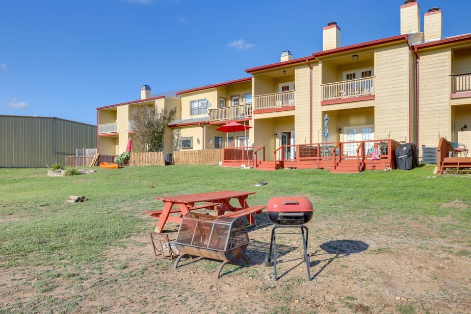 Private Deck & Water View, Walk to Canyon Lake House in Canyon Lake