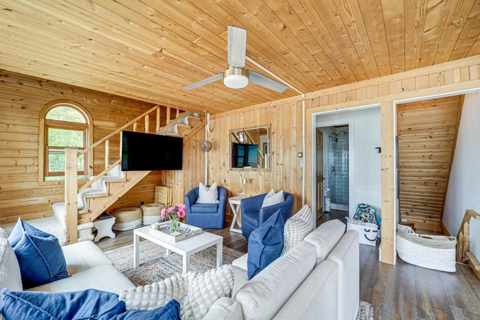 Updated Glen Arbor Cottage on Lake: Dock & Mooring House in Glen Lake