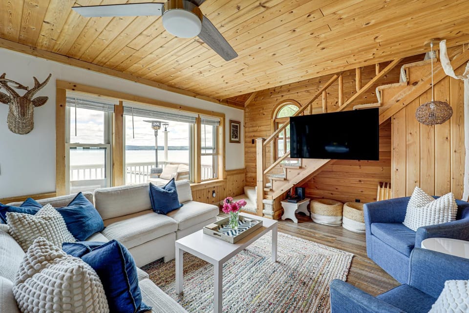 Updated Glen Arbor Cottage on Lake: Dock & Mooring House in Glen Lake