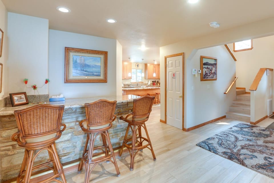 Deck and Beach Access Lake Tahoe Shoreside Retreat! House in Round Hill Village