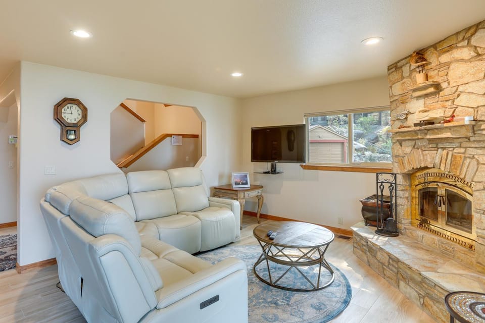 Deck and Beach Access Lake Tahoe Shoreside Retreat! House in Round Hill Village