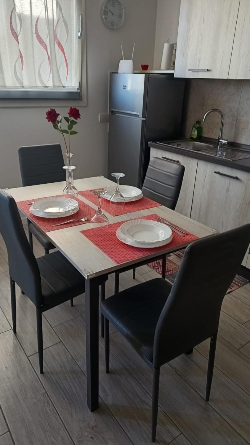 Kitchen or kitchenette, Dining area