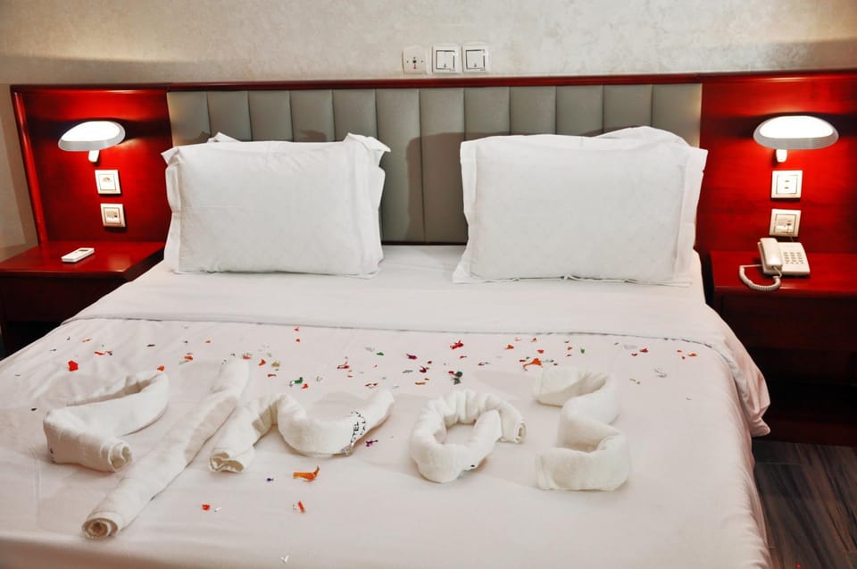 Bed, Bedroom, towels