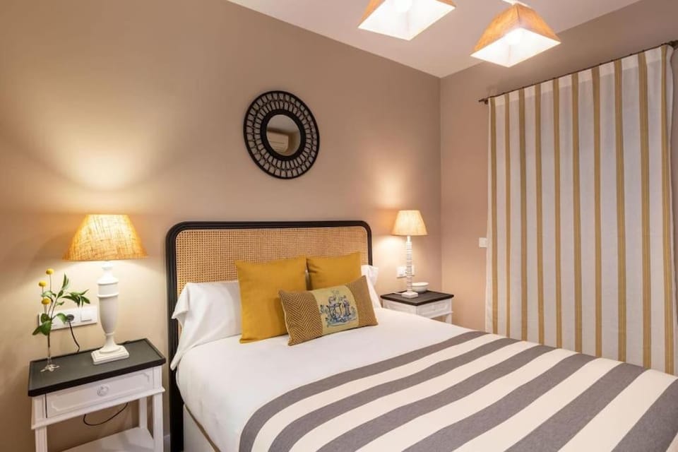 Plaza Nueva Deluxe Suite by Valcambre Apartment in Seville