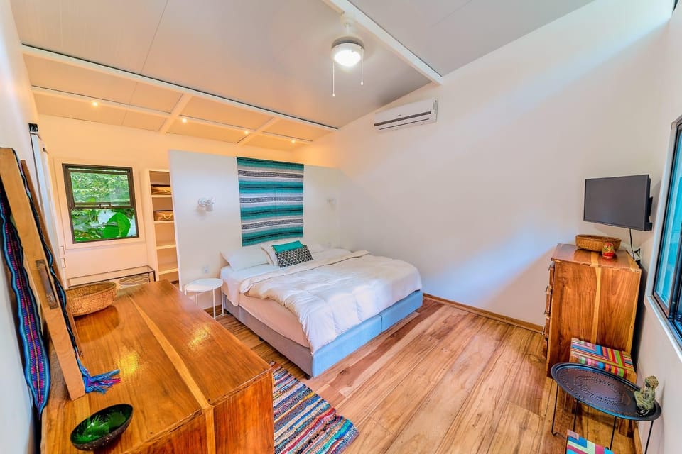 TV and multimedia, Photo of the whole room, Bedroom, air conditioner