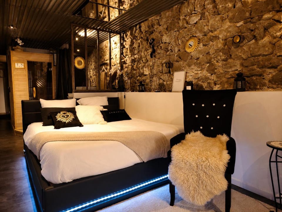 Bed, Seating area, Bedroom