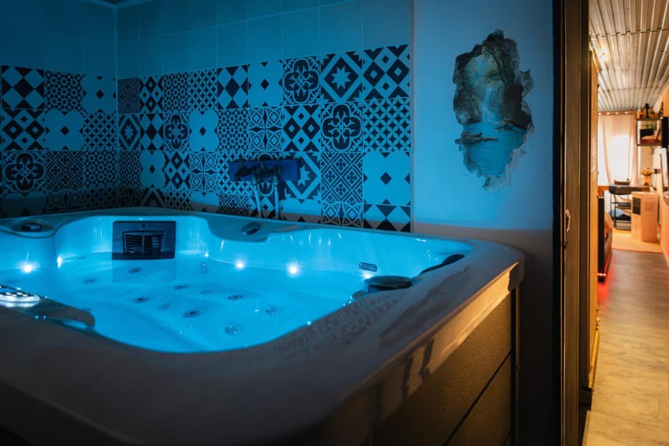 Hot Tub, Bath