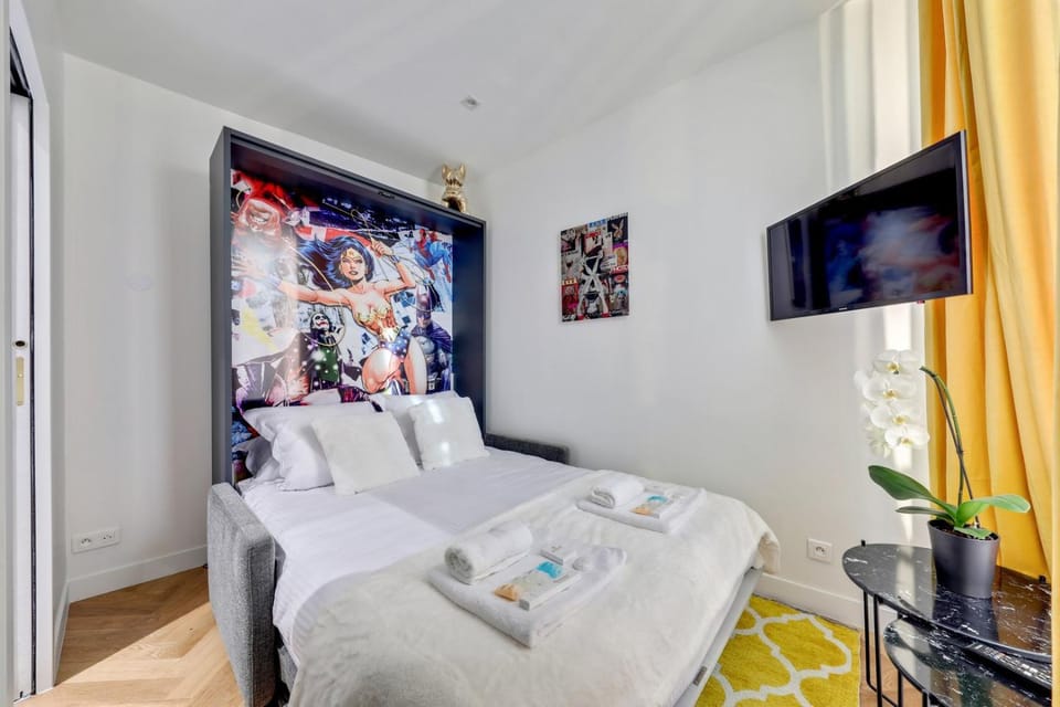 Bed, TV and multimedia, Living room, towels