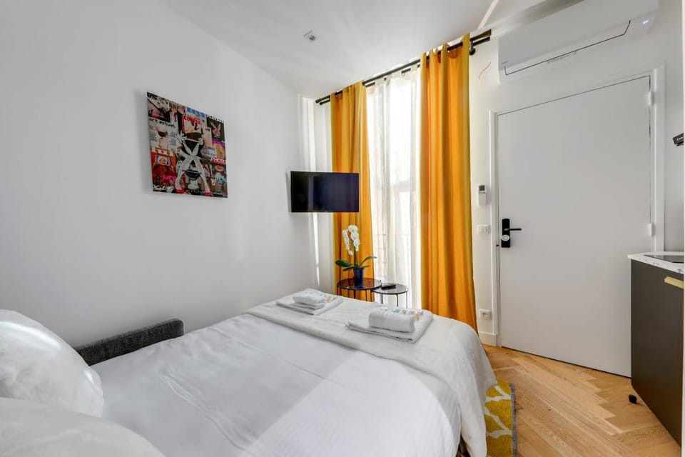 Bed, TV and multimedia, Decorative detail, towels, air conditioner