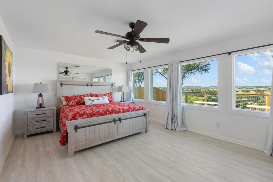 Guadalupe Bluff Farmhouse House in Kerrville