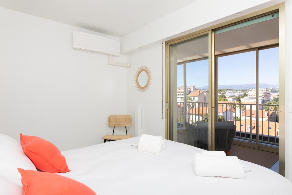 Photo of the whole room, Bedroom, Mountain view