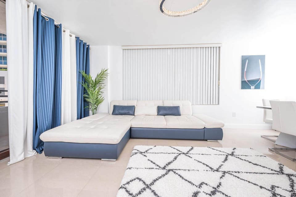 Hollywood Beach Oceanfront Escape, Cozy 2Bdr 2Bath, Pet Friendly Paradise Apartment in Hollywood Beach