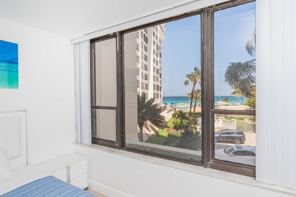 Hollywood Beach Oceanfront Escape, Cozy 2Bdr 2Bath, Pet Friendly Paradise Apartment in Hollywood Beach
