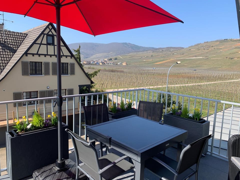 View (from property/room), Balcony/Terrace, Dining area, Mountain view