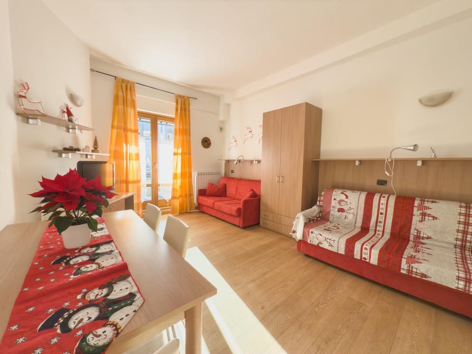Bed, Dining area