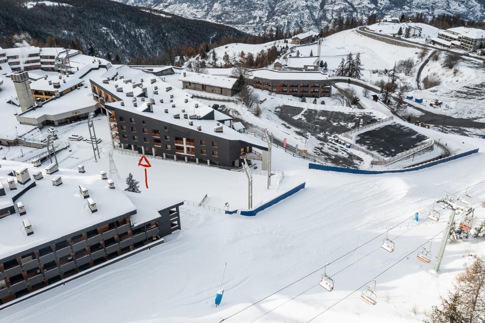 Property building, Day, Bird's eye view, Winter, Skiing