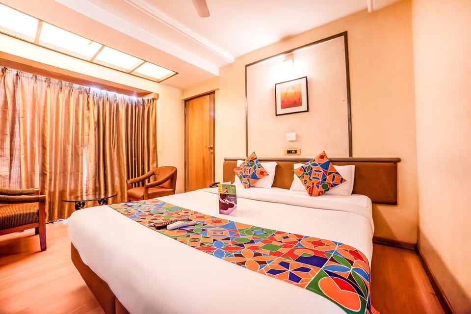 TV and multimedia, Seating area, Bedroom