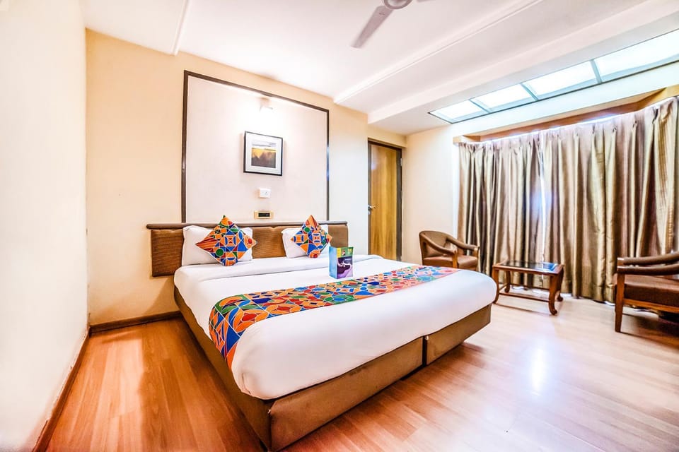 Property building, TV and multimedia, Seating area, Bedroom