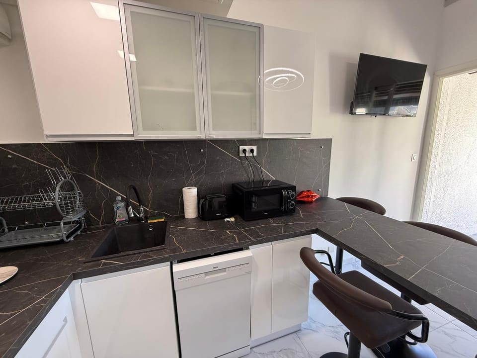 TV and multimedia, dishwasher, microwave, kitchen